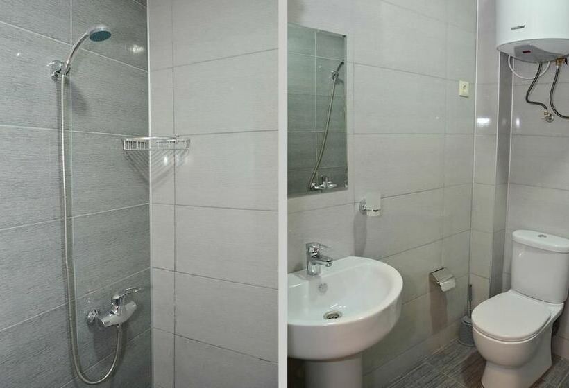 اتاق لوکس با بالکن, Crown