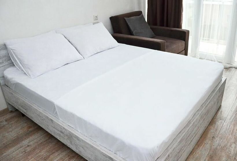 اتاق استاندارد سه تخته با بالکن, Crown