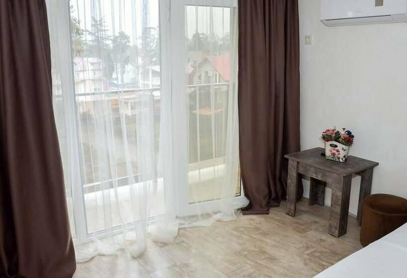 اتاق استاندارد سه تخته با بالکن, Crown