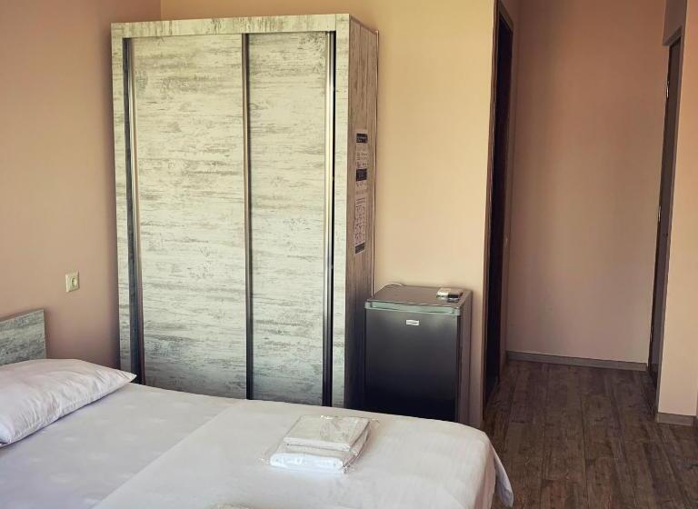 اتاق استاندارد سه تخته با بالکن, Crown