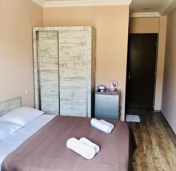 اتاق استاندارد سه تخته با بالکن, Crown