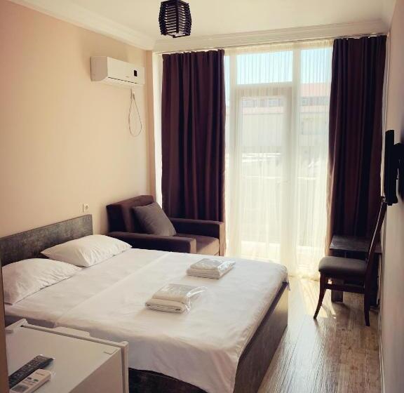 اتاق لوکس با بالکن, Crown