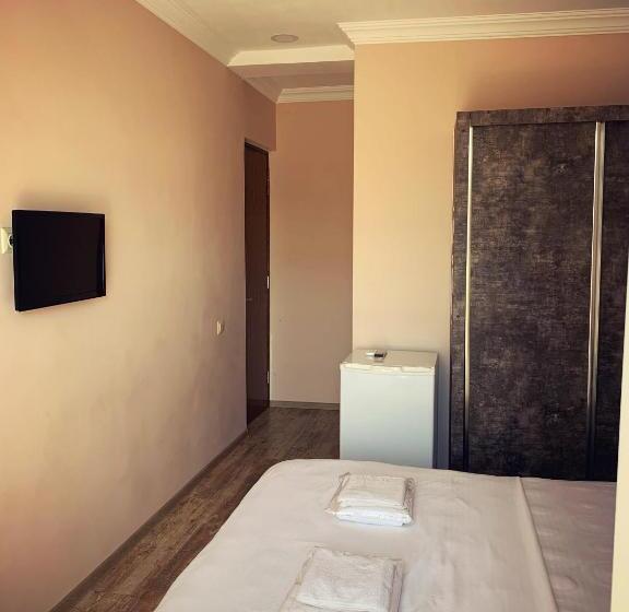 اتاق لوکس با بالکن, Crown