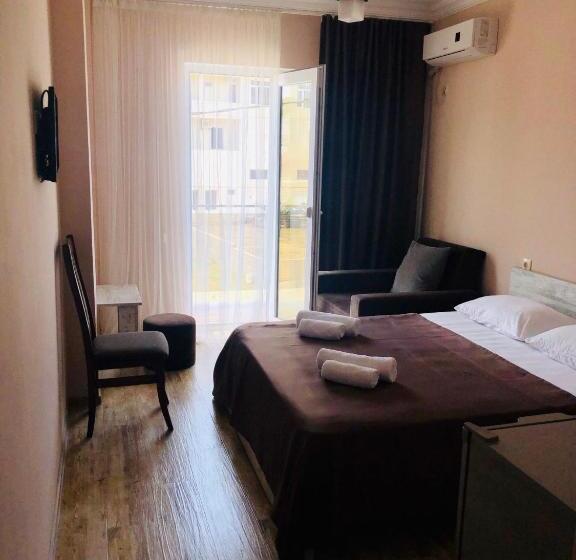 اتاق لوکس با بالکن, Crown