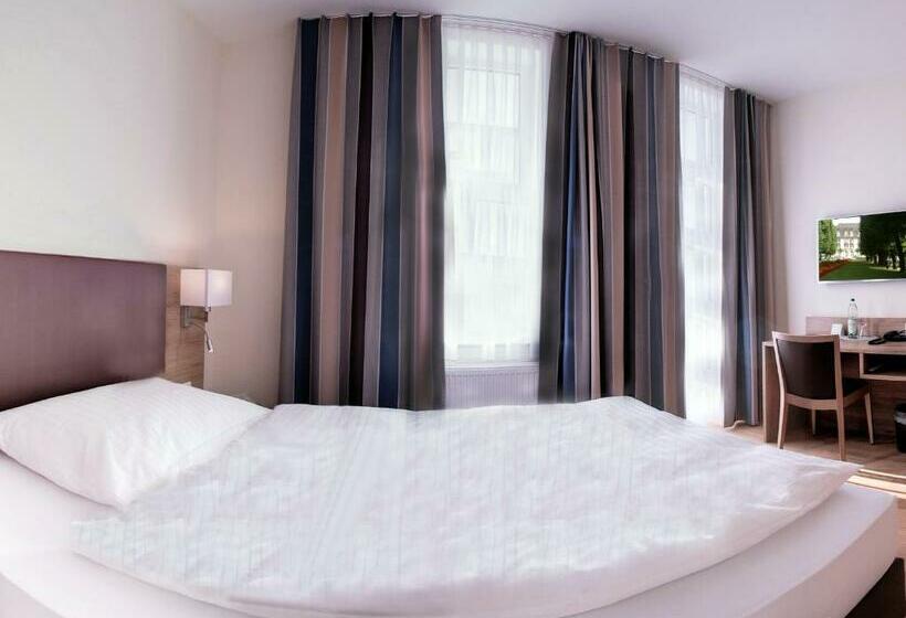 标准单人间, Heldt