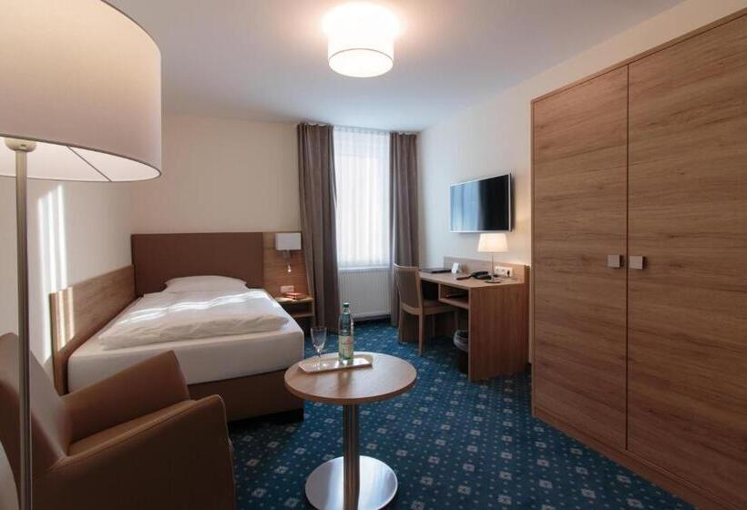 高级单人间, Heldt