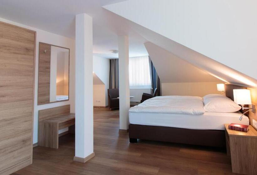 Quarto Estandar, Heldt