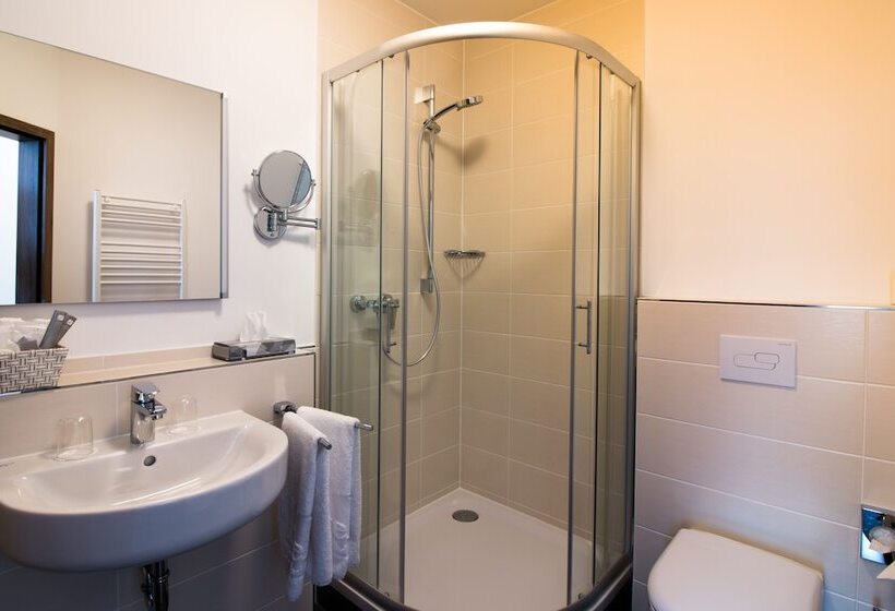 标准单人间, Heldt