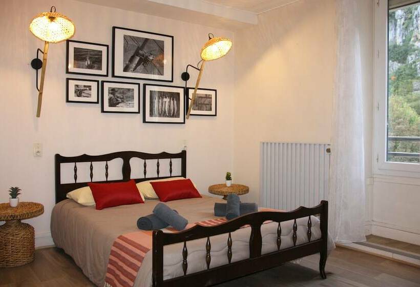 غرفة قياسية ثلاثية, Hôtel Les Bateliers