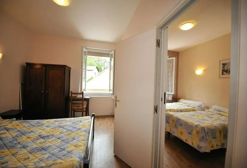 Standard Neljän Hengen Huone, Hôtel Les Bateliers