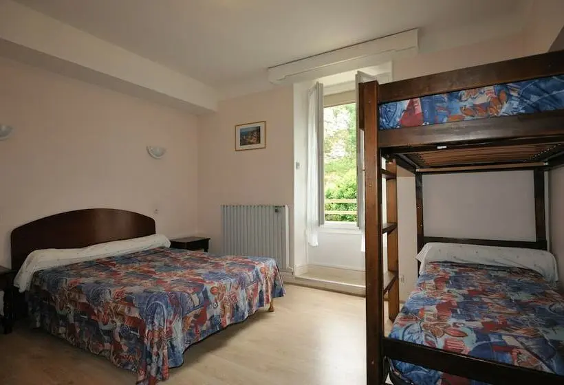 Standard Neljän Hengen Huone, Hôtel Les Bateliers