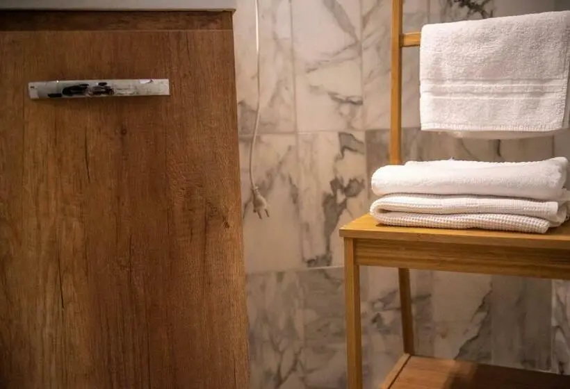 آپارتمان یک خوابه با دری مشترک که هال را جدا می کند., B&b Boteroom