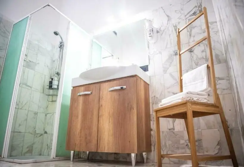 آپارتمان یک خوابه با دری مشترک که هال را جدا می کند., B&b Boteroom