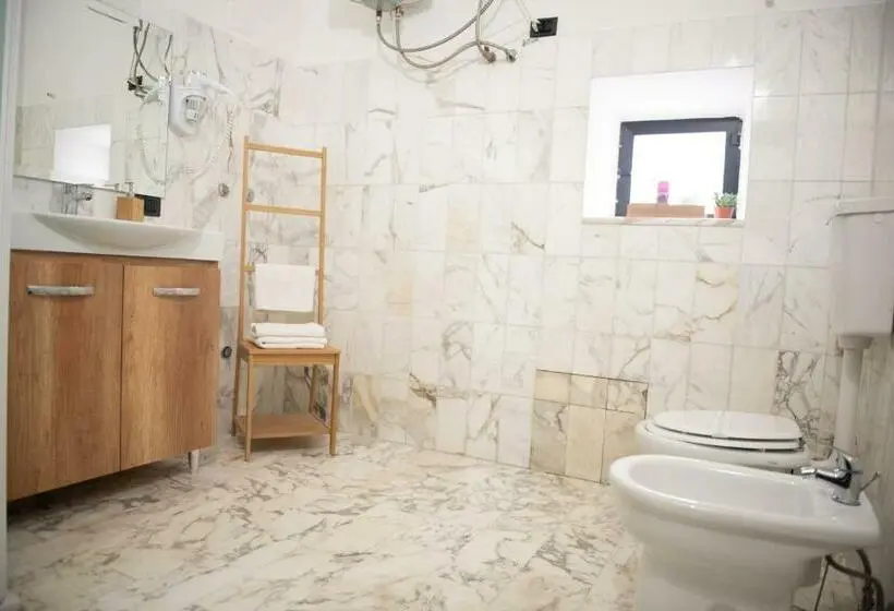 آپارتمان یک خوابه با دری مشترک که هال را جدا می کند., B&b Boteroom