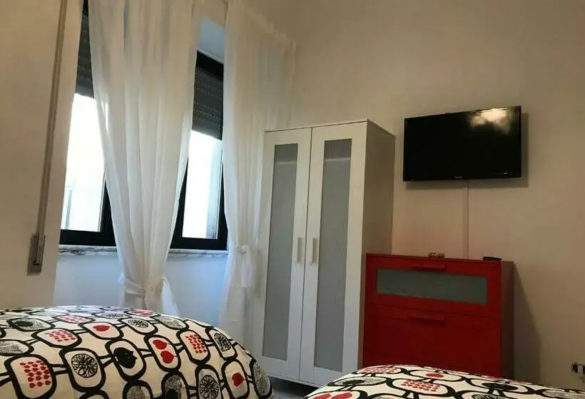 آپارتمان یک خوابه با دری مشترک که هال را جدا می کند., B&b Boteroom