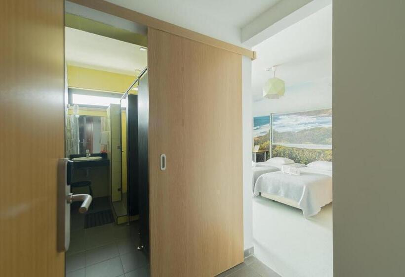 غرفة ديلوكس مطلّة علي البحر, Hi Arrifana Destination Hostel