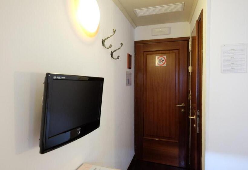 اتاق اکونومی, Ai Do Mori