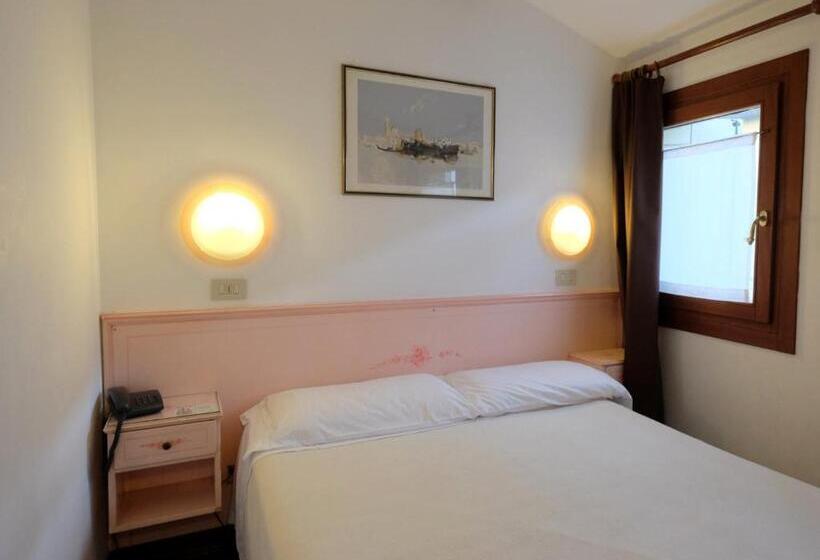 اتاق اکونومی, Ai Do Mori