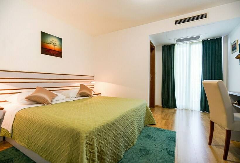 غرفة قياسية مزوَّدة بشُرفة, Belvedere