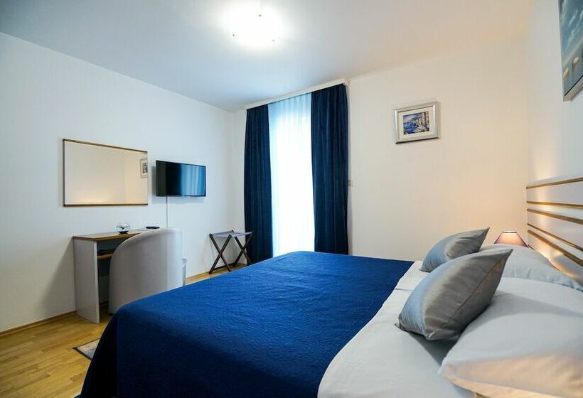 غرفة قياسية مطلّة علي البحر مزوَّدة بشُرفة, Belvedere