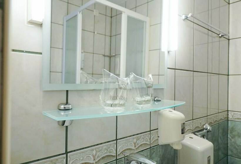 غرفة قياسية مطلّة علي البحر مزوَّدة بشُرفة, Belvedere