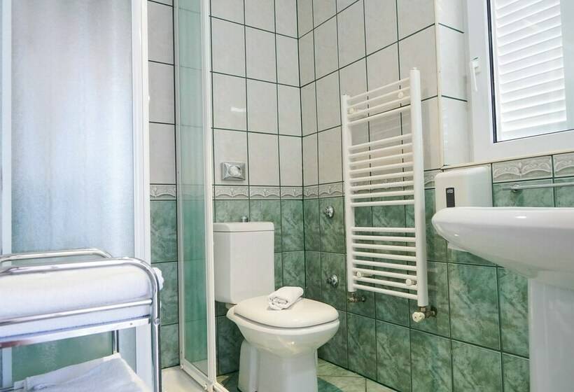 غرفة قياسية مطلّة علي البحر مزوَّدة بشُرفة, Belvedere