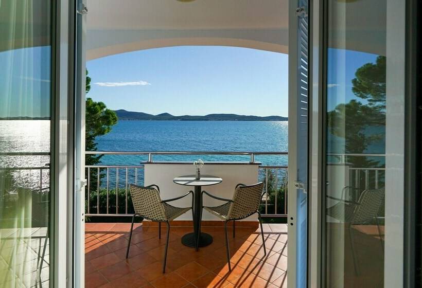 غرفة قياسية مطلّة علي البحر مزوَّدة بشُرفة, Belvedere