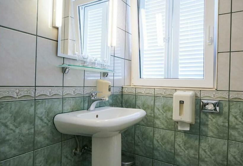 غرفة قياسية ثلاثية مزودة بشرفة, Belvedere