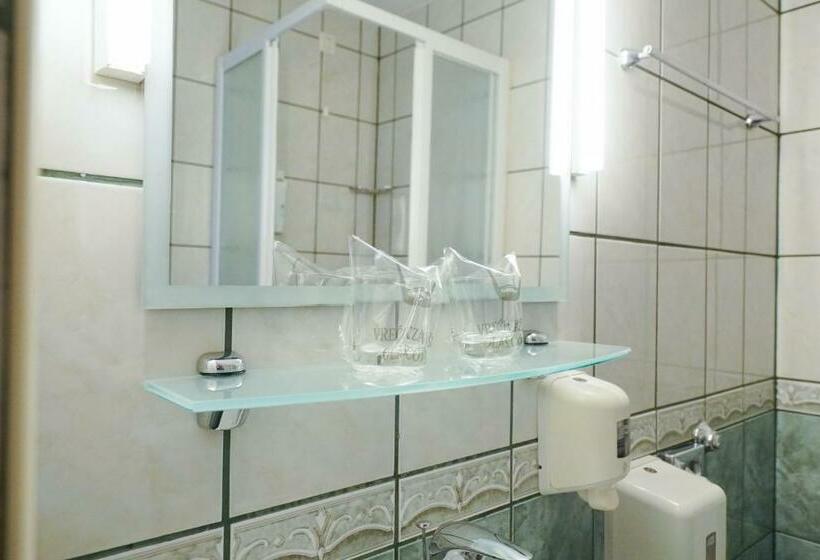 اتاق استاندارد سه تخته با بالکن, Belvedere