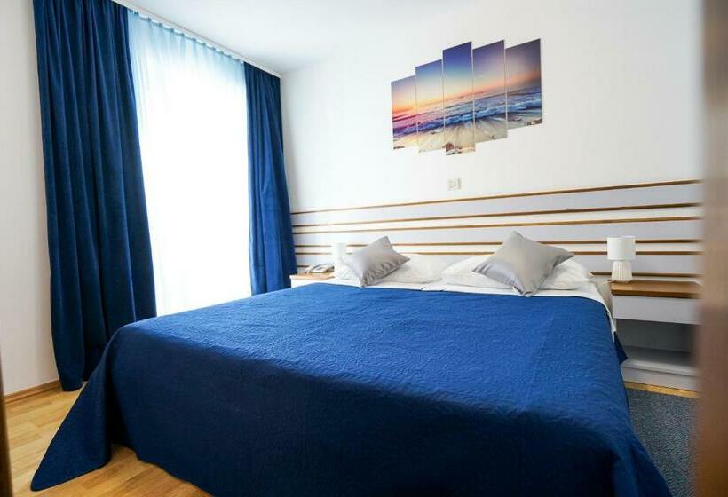 غرفة قياسية ثلاثية مزودة بشرفة, Belvedere