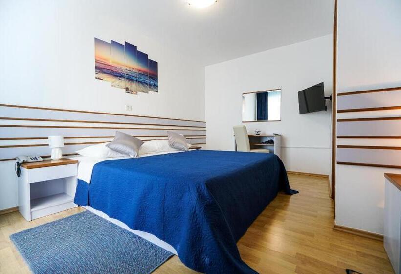 غرفة قياسية ثلاثية مزودة بشرفة, Belvedere