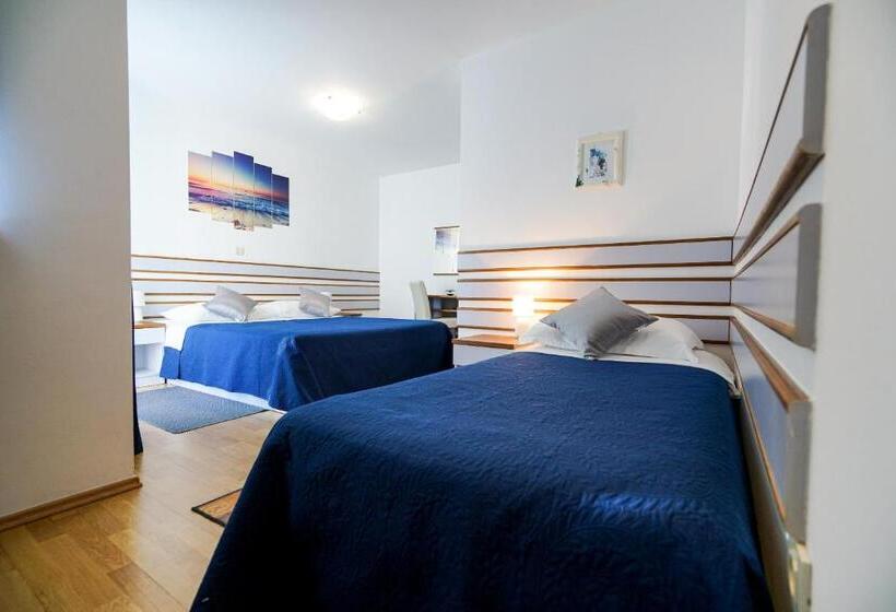 غرفة قياسية ثلاثية مزودة بشرفة, Belvedere