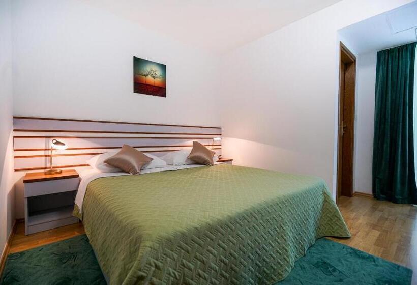 غرفة قياسية مزوَّدة بشُرفة, Belvedere