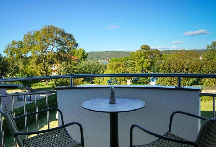 غرفة قياسية مزوَّدة بشُرفة, Belvedere