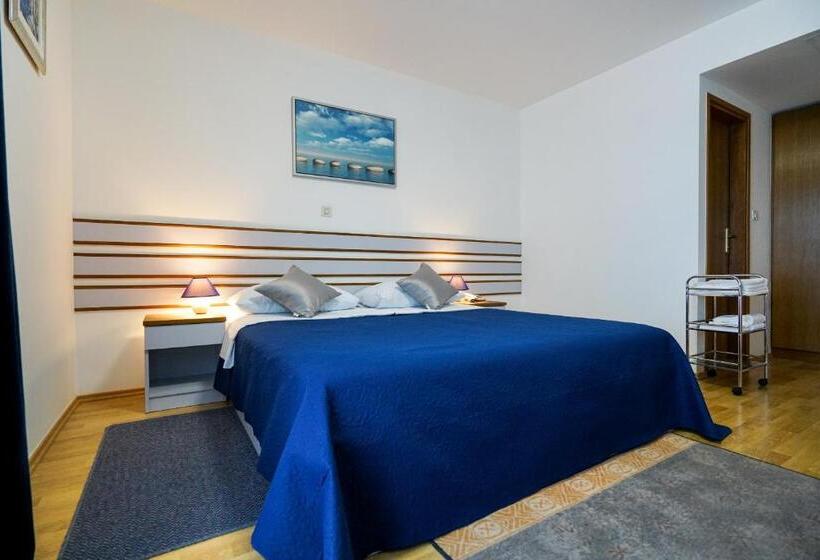 غرفة قياسية مطلّة علي البحر مزوَّدة بشُرفة, Belvedere