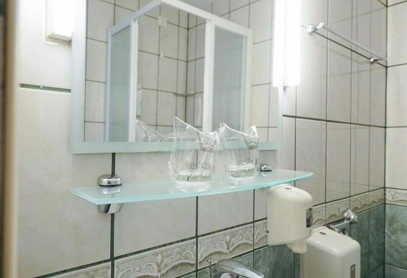 غرفة قياسية مطلّة علي البحر مزوَّدة بشُرفة, Belvedere