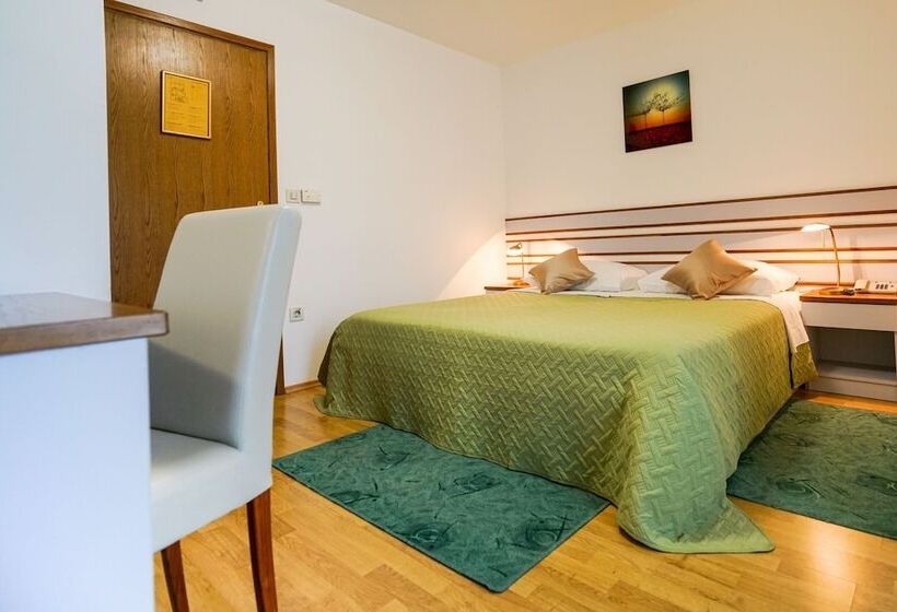 غرفة قياسية مزوَّدة بشُرفة, Belvedere