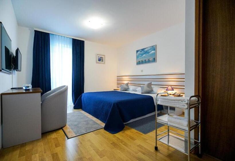 غرفة قياسية مطلّة علي البحر مزوَّدة بشُرفة, Belvedere