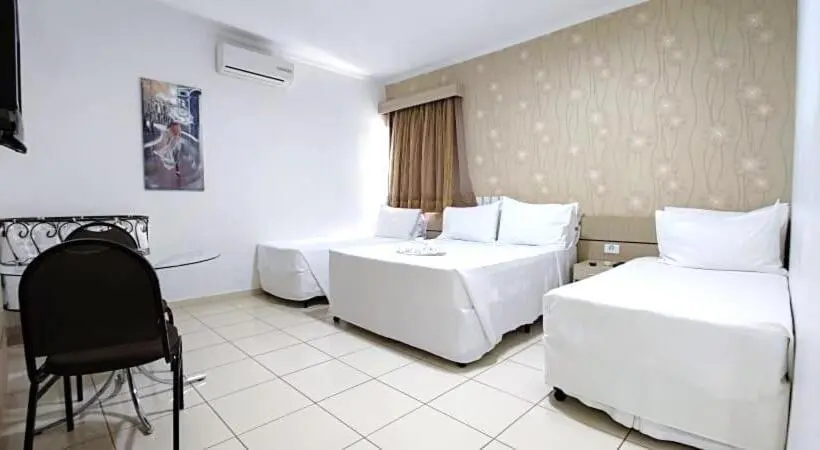 Deluxe Neljän Hengen Huone, Ellus