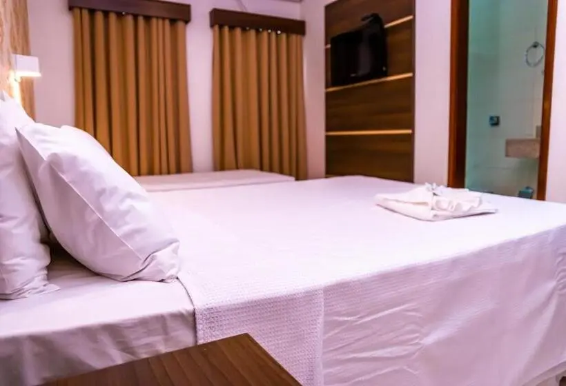 Deluxe Neljän Hengen Huone, Ellus