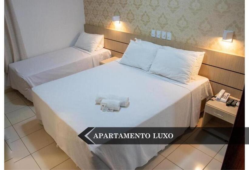 חדר סטנדרט לשלושה, Ellus