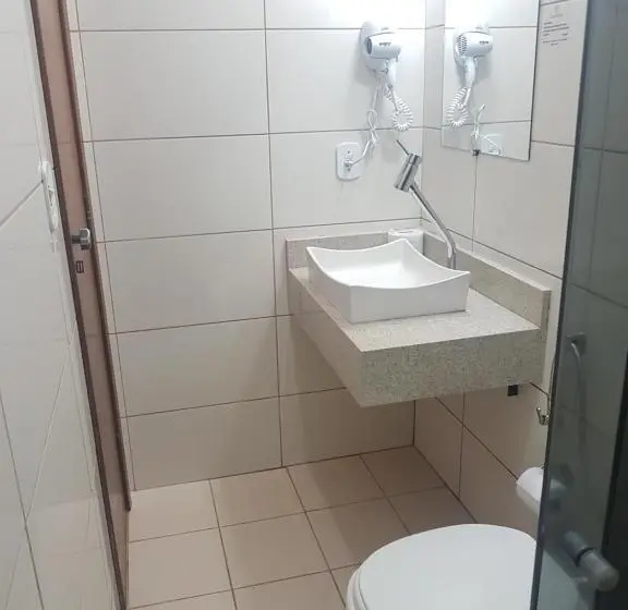 Deluxe Neljän Hengen Huone, Ellus