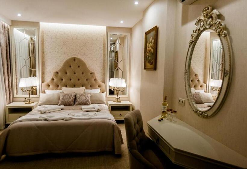 Suite with Terrace, Galant