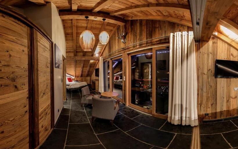 سوییت جونیور با بالکن, Hôtel Alpina & Spa   Restaurant Oxalis