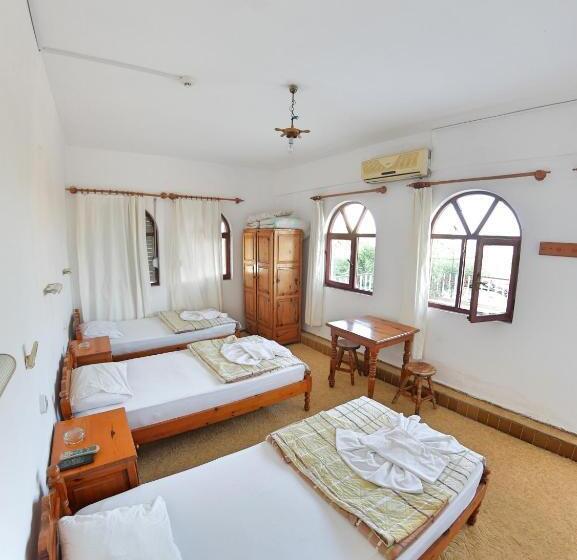 اتاق استاندارد سه تخته با بالکن, Murat