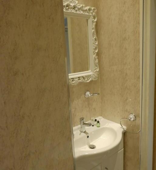 اتاق استاندارد, The Lawns