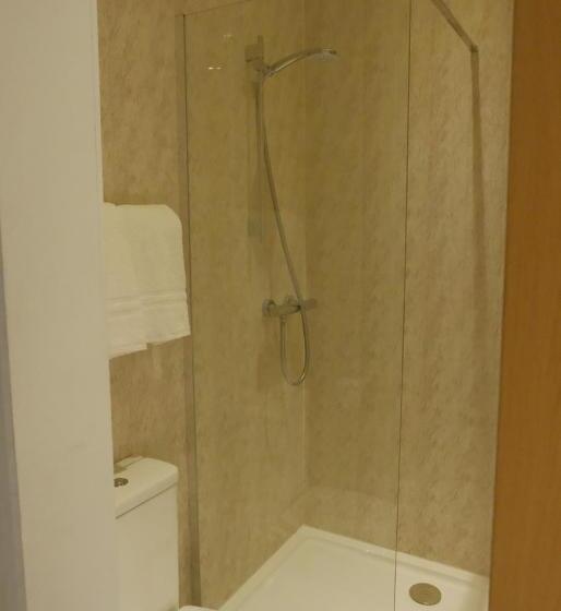 اتاق استاندارد, The Lawns