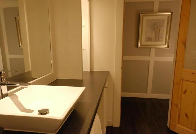 اتاق لوکس, The Lawns