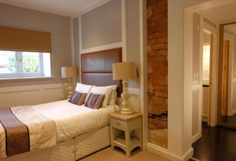 اتاق لوکس, The Lawns