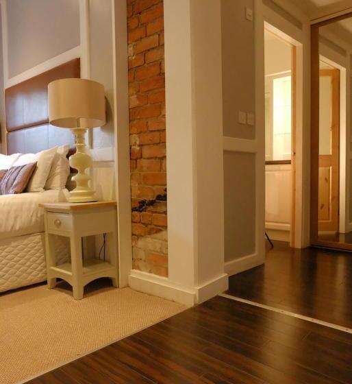 اتاق لوکس, The Lawns